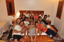 Toda a família, entre filhos, netos, genros e noras, reunidos na cama dos patriarcas, em Fortim, no litoral do Ceará